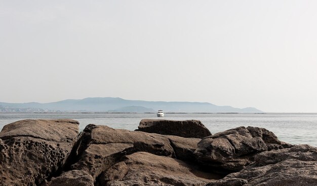 Foto boot in de zee gezien vanaf de rotsen