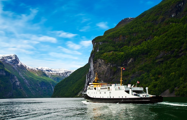 Boot in noorwegen fjiord