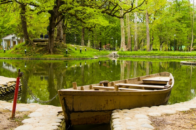 Boot in vijver in het park, Botanische tuin Zugdidi in Georgië. Lente.