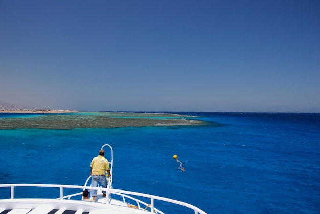 Boot ligt op het rif op zee om te snorkelen en te duiken op vakantie