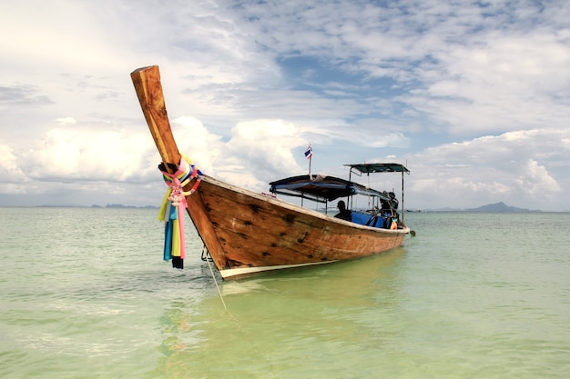 Foto boot met lange staart in thailand