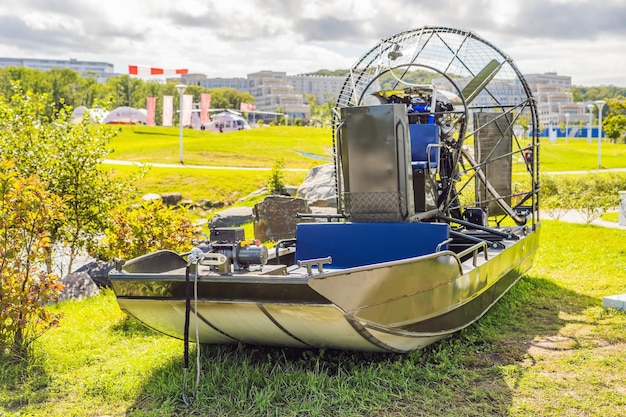 Foto boot met propeller om door de moerassen te varen