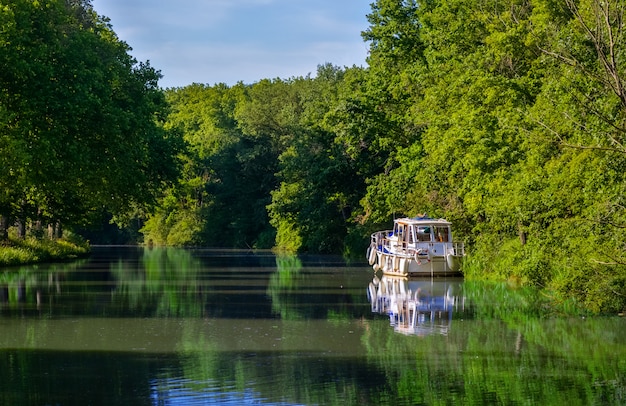 Boot op Canal du Midi, reis per binnenschip en vakantie in Zuid-Frankrijk