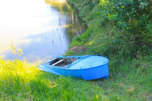 Foto boot op de oever van de rivier