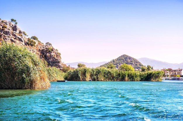 Boot op de rivier de Dalyan Lycian Tombs Middellandse Zee Marmaris Turkije