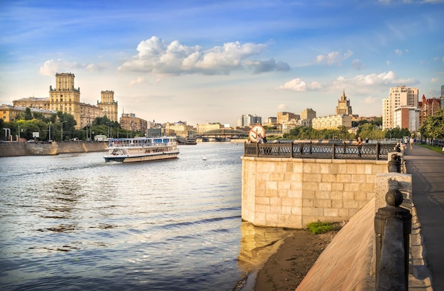 Boot op de rivier de Moskou en de oever van Moskou