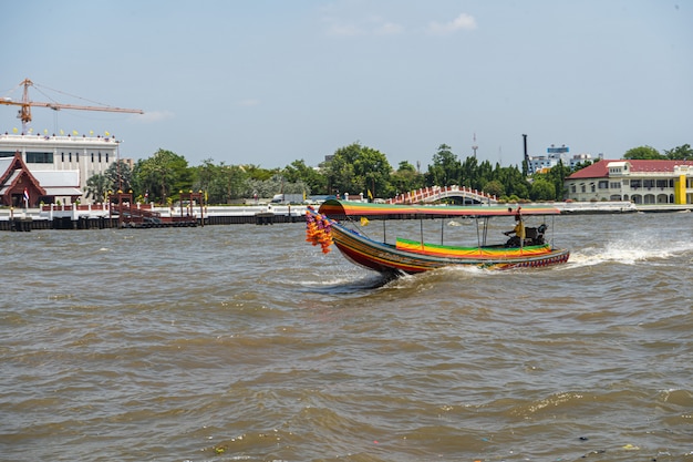 Boot op een Bangkok rivier. rivier in Bangkok