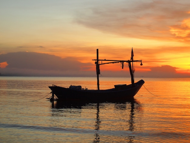 Boot op het strand bij zonsopgang in getijdetijd