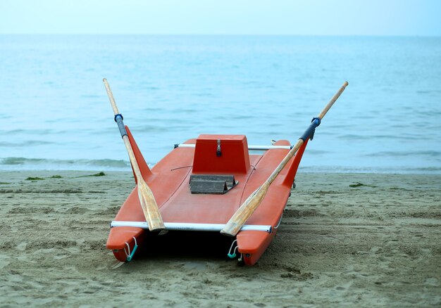 Foto boot op het strand tegen een heldere lucht