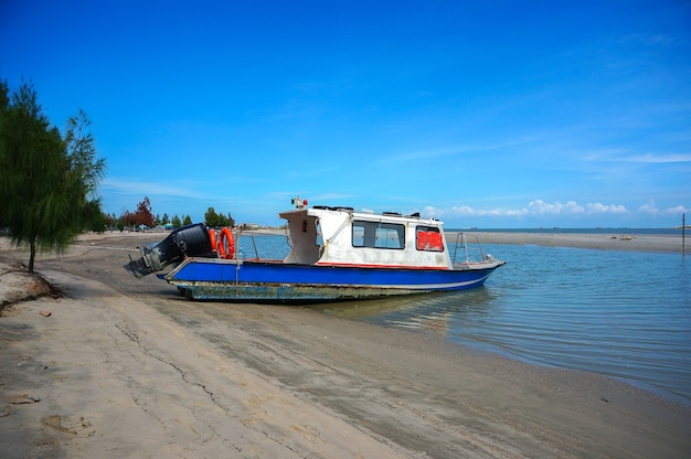 Boot op het strand