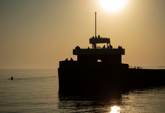 Foto boot op zee tegen de hemel tijdens zonsondergang