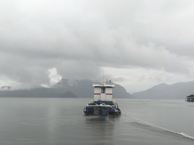 Foto boot op zee tegen de lucht