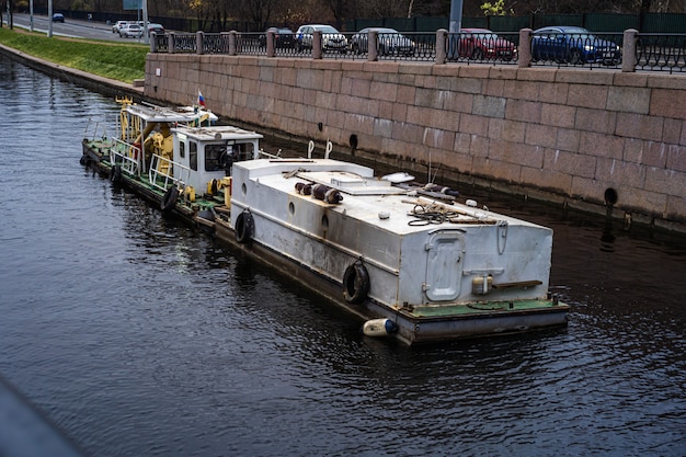 Boot opruimen van rivieren en kanalen van Sint-petersburg