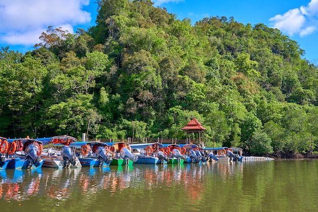 Boot rivier pier op tropisch eiland langkawi.