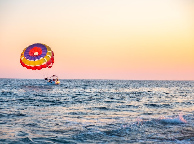 Boot slepende koppels met kleurrijke parachute