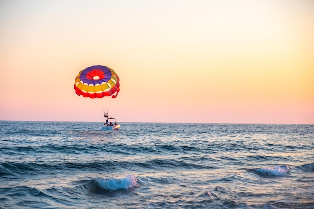 Boot slepende koppels met kleurrijke parachute