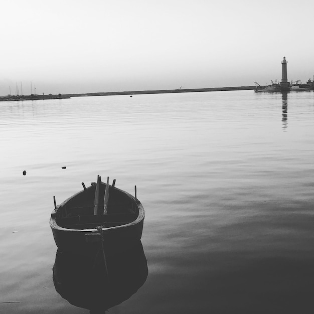 Foto boot verankerd in de zee tegen een heldere lucht