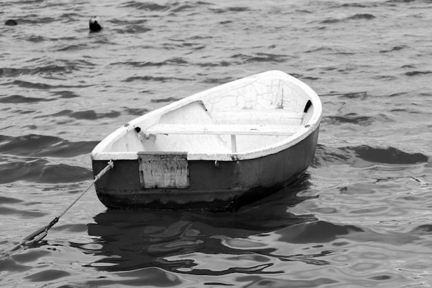 Foto boot verankerd in de zee