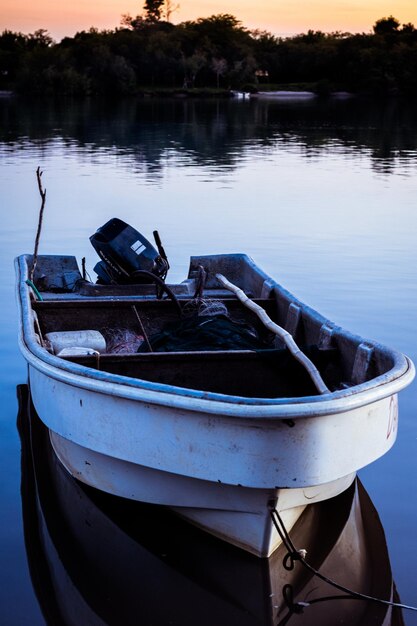 Foto boot verankerd in het meer tegen de lucht