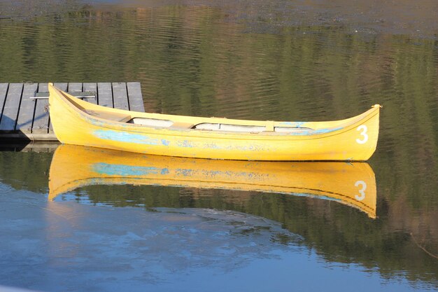 Foto boot verankerd in het meer