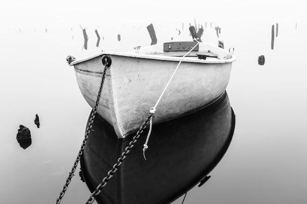 Foto boot verankerd in het meer