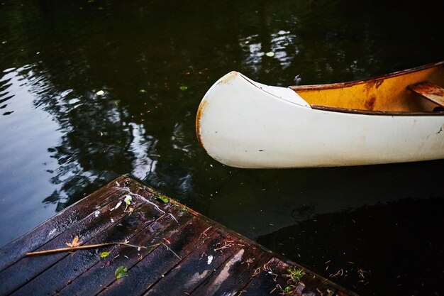 Boot verankerd in het meer