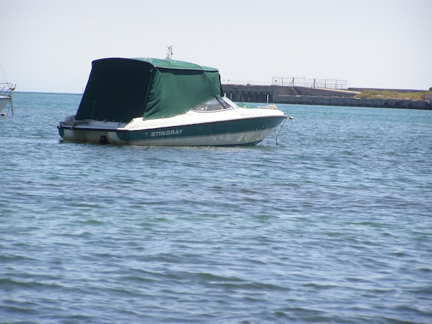 Foto boot verankerd op zee tegen de lucht