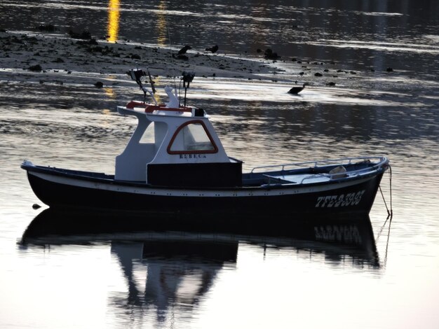 Foto boot verankerd op zee tegen de lucht