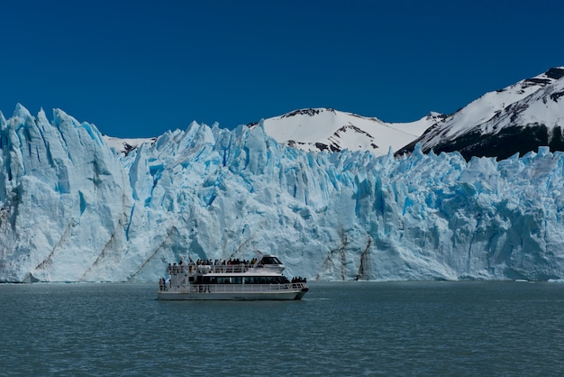 Boot voor de gletsjer Perito Moreno