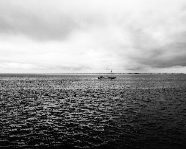 Foto boot zeilt in de zee tegen de lucht