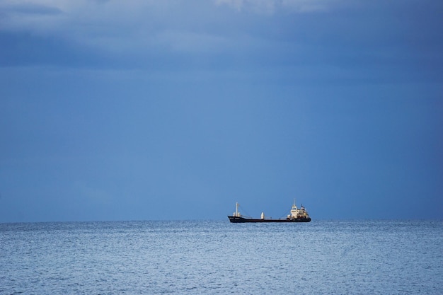 Boot zeilt op zee tegen blauwe lucht
