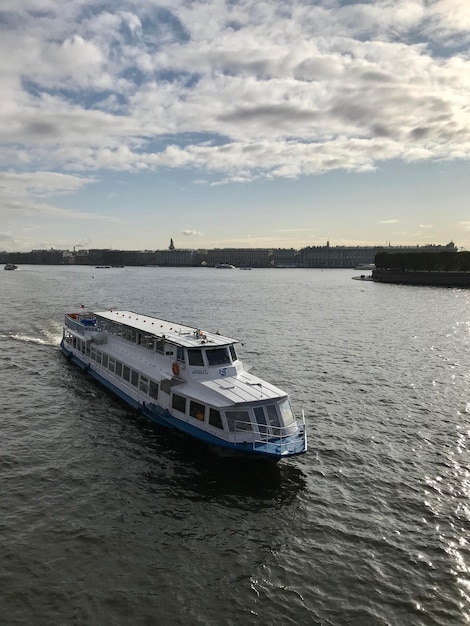 Foto boot zeilt op zee tegen de lucht