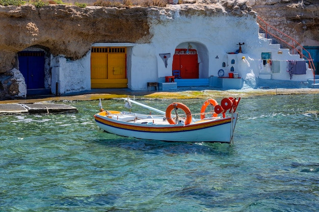 Bootje in traditionele haven in Milos, Griekenland