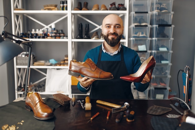 Foto bootmaker mostra scarpe riparate