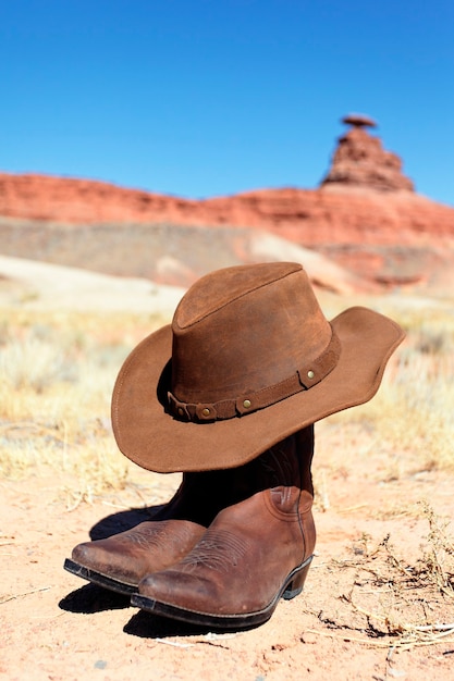 写真 メキシカンハットロックの前のブーツと帽子