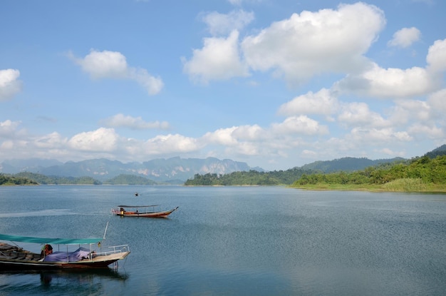 Bootservice reizigerstour rond het meer in Khao Sok National Park op 2 maart 2011 in Surat Thani Thailand