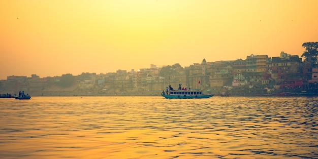 Boottocht in Varanasi Ghat, rivier de Ganges, Uttar Pradesh, India