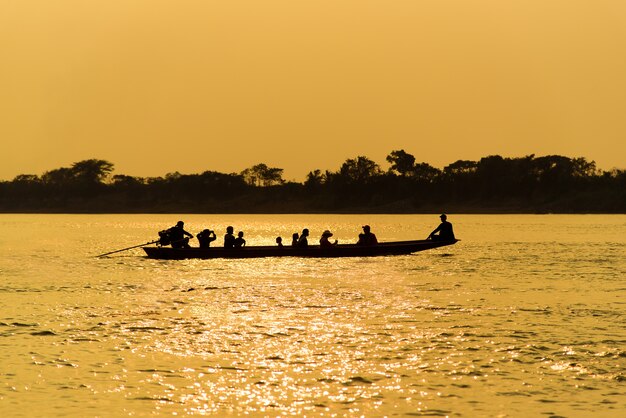 Boottocht op de rivier bij gouden zonsopgang