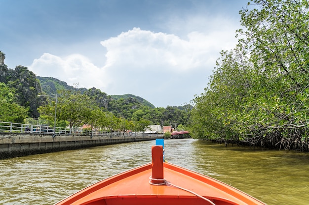 Boottocht op het Khlong Daeng-kanaal in Khao Sam Roi Yot National Park, provincie Prachuap Khiri Khan