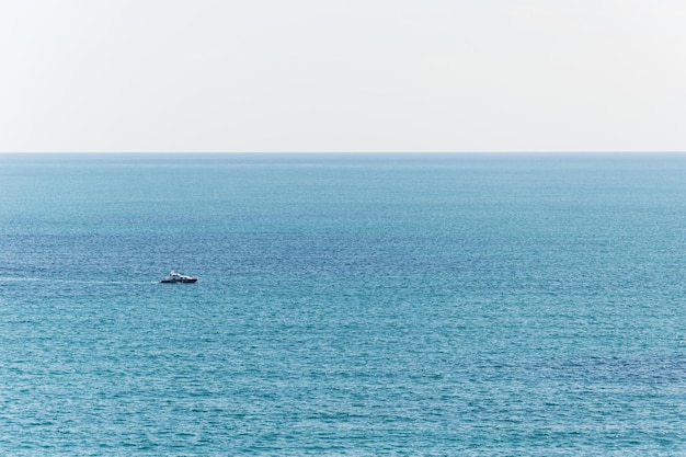 Boottochten in de open blauwe zee