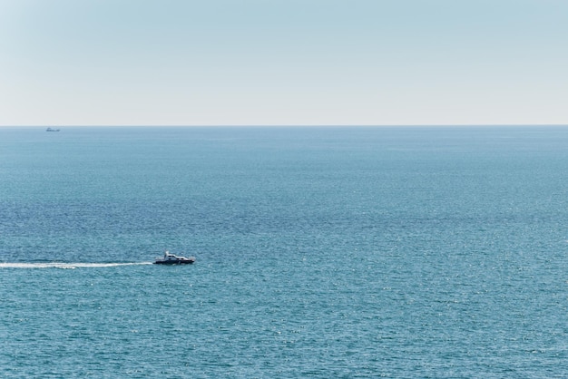 Boottochten in de open blauwe zee