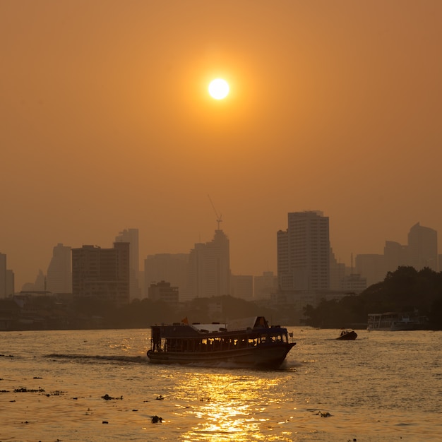 Bootverkeer op de rivier, de stad van Bangkok.