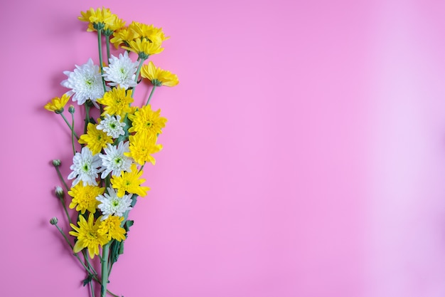 boquet van chrysanthemum bloemen op roze vloer