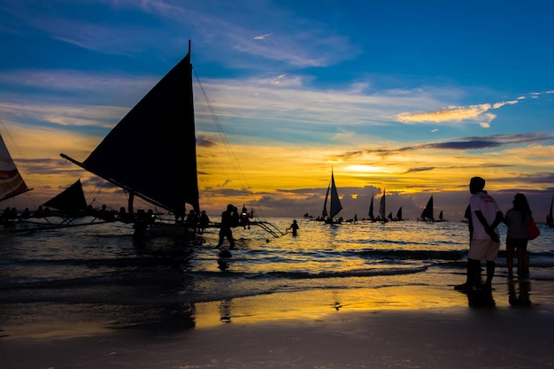 BORACAY 필리핀 2015년 9월 16일 일몰 보라카이 필리핀에서 바다에서 휴식을 취하는 요트에있는 사람들