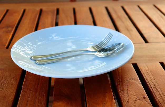 Bord en bestek in een restaurant op een houten tafel