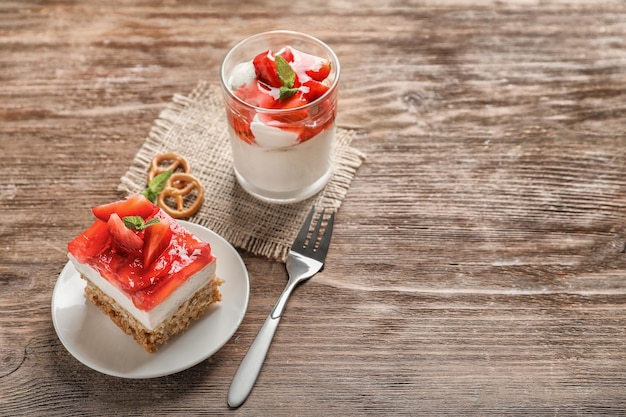 Bord en glas met heerlijke aardbeienkrakelingsalade op houten ondergrond