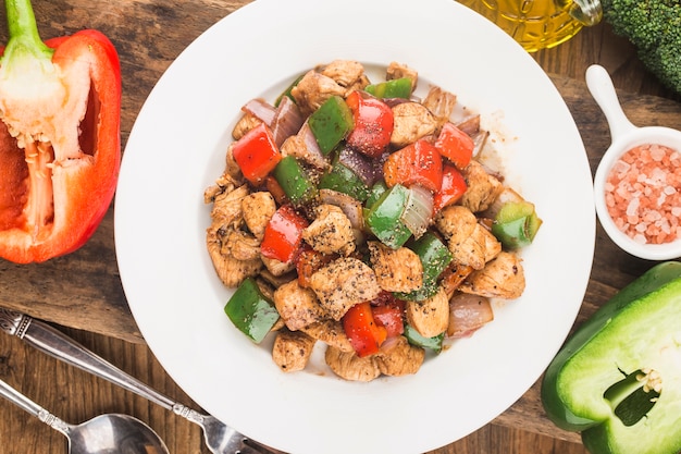 Bord gebakken kipfilet met gekleurde peper