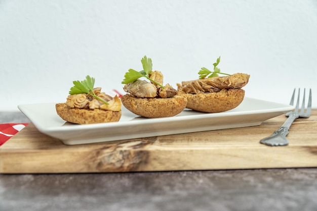 Bord geroosterd brood met makreel in ingelegde saus een typisch spaanse tapa