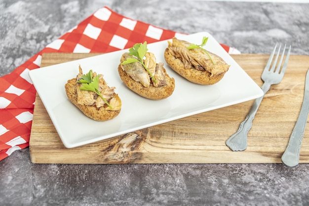 Bord geroosterd brood met makreel in ingelegde saus een typisch spaanse tapa