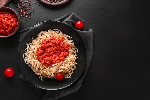 Bord heerlijke pasta met bolognesesaus op tafel